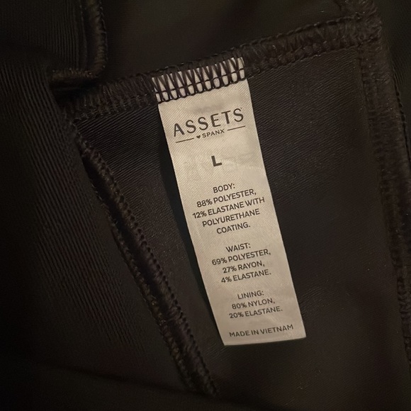 Assets for Spanx Faux Leather Leggings - Picture 7 of 9